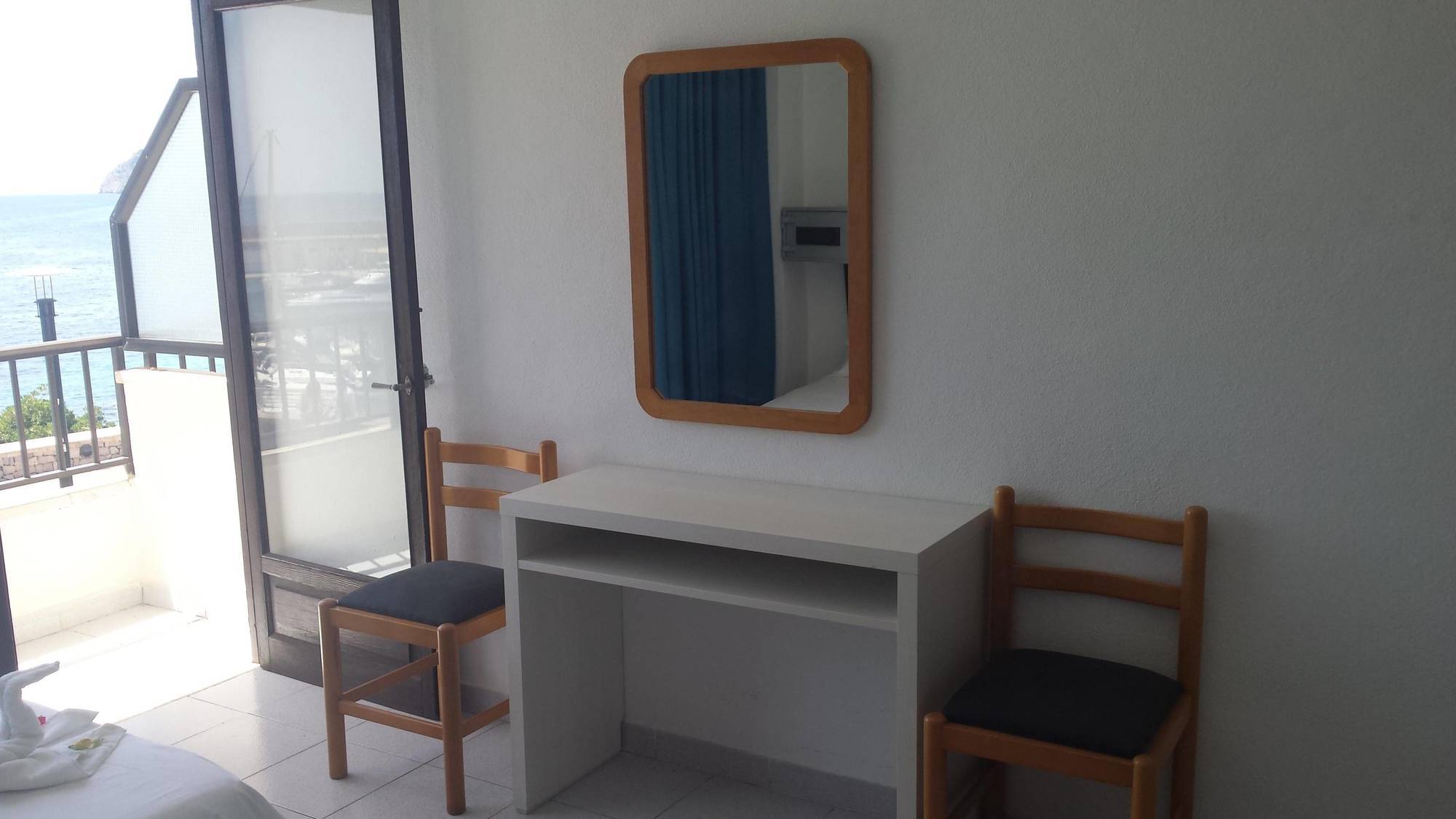 Hostal Port Corona Cala Ratjada  Extérieur photo