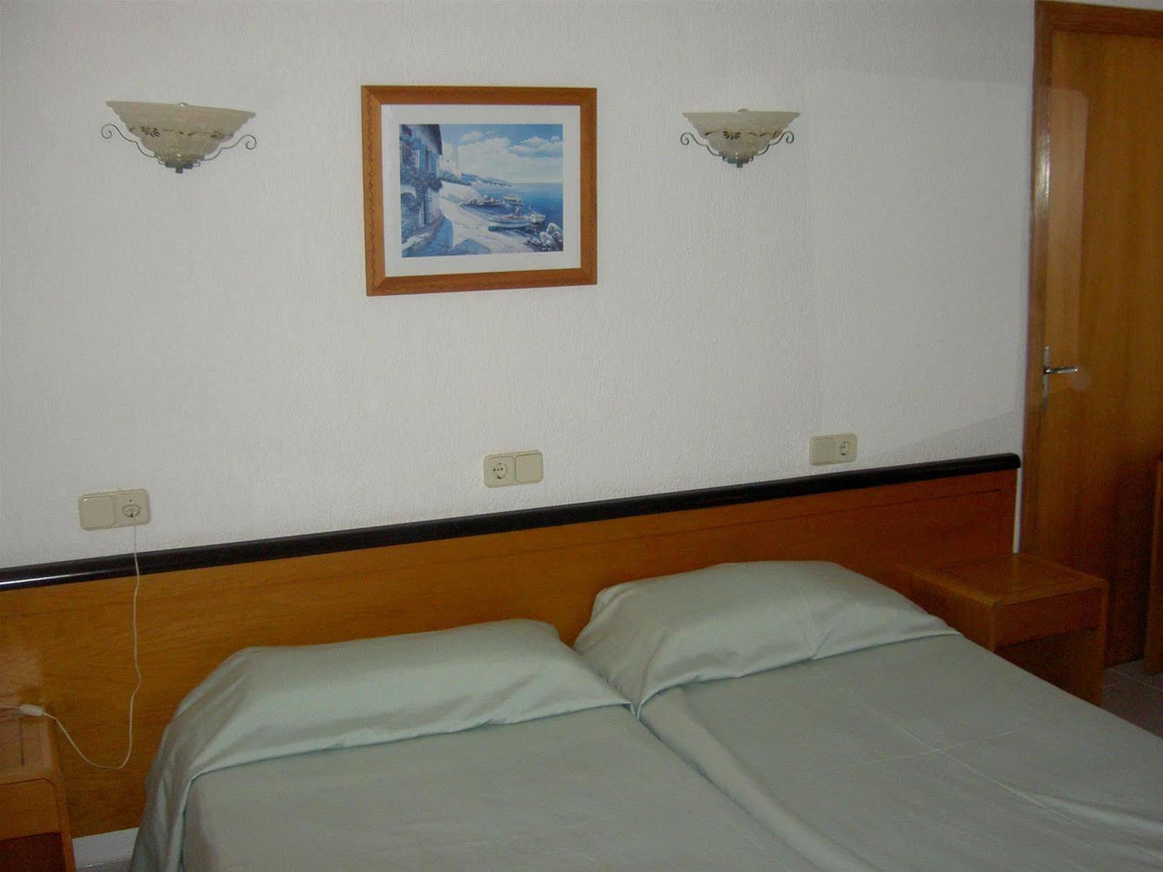 Hostal Port Corona Cala Ratjada  Extérieur photo