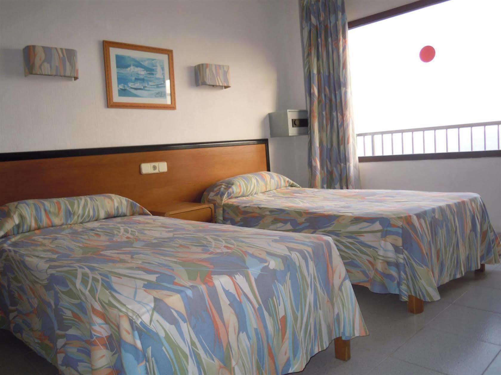 Hostal Port Corona Cala Ratjada  Extérieur photo